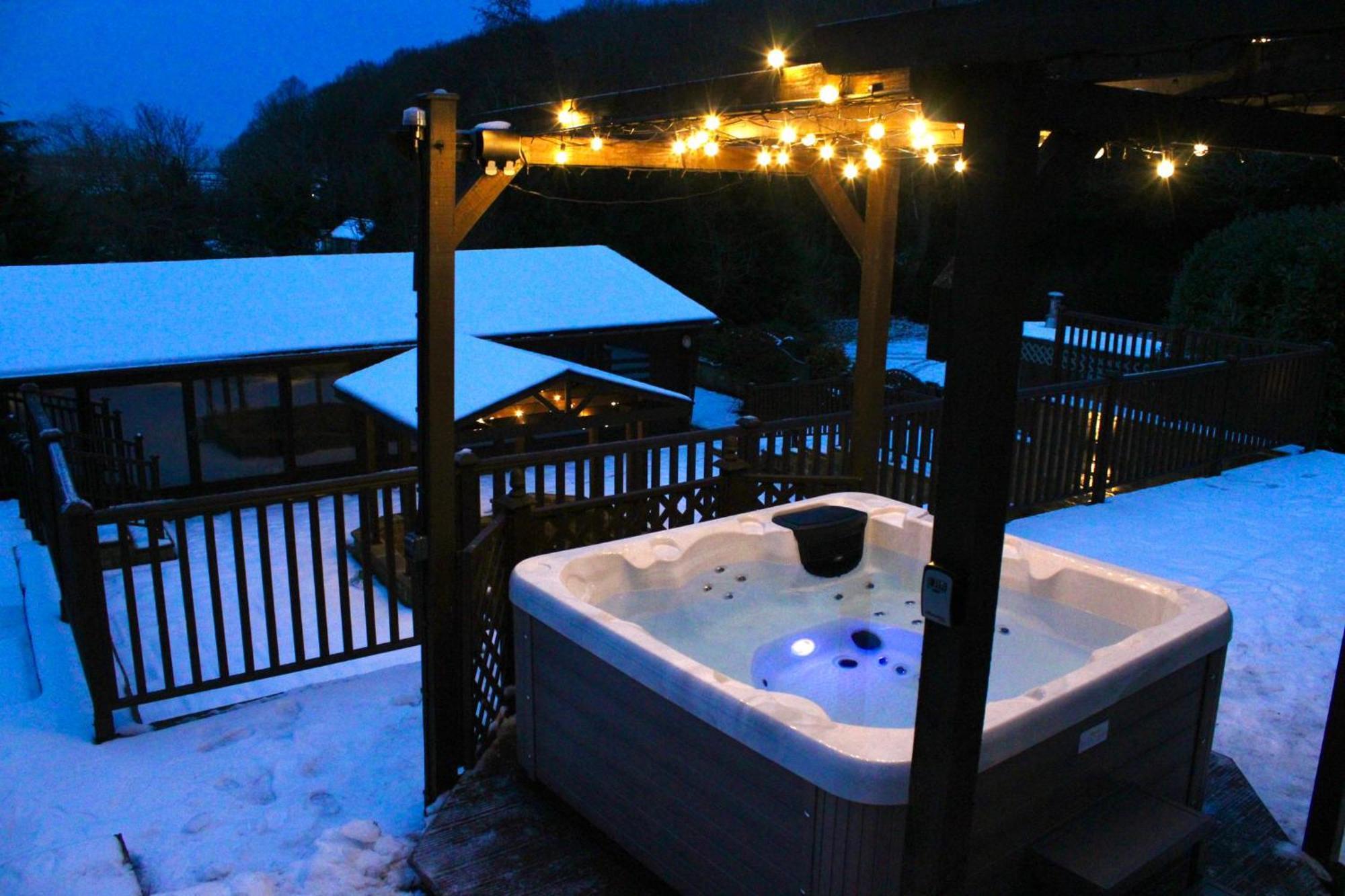 Rural Retreat With Hot Tub, Fire Pit & Games Holiday home *