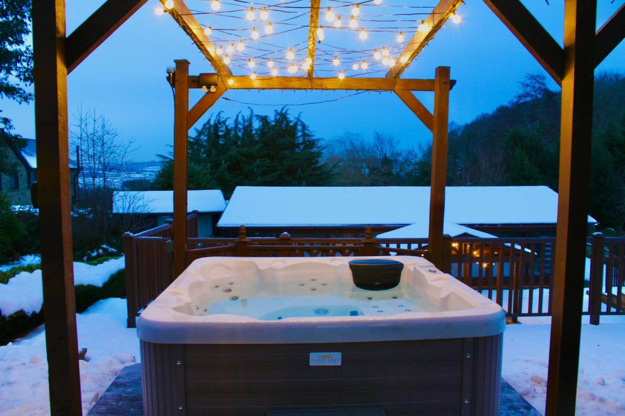Rural Retreat With Hot Tub, Fire Pit & Games *